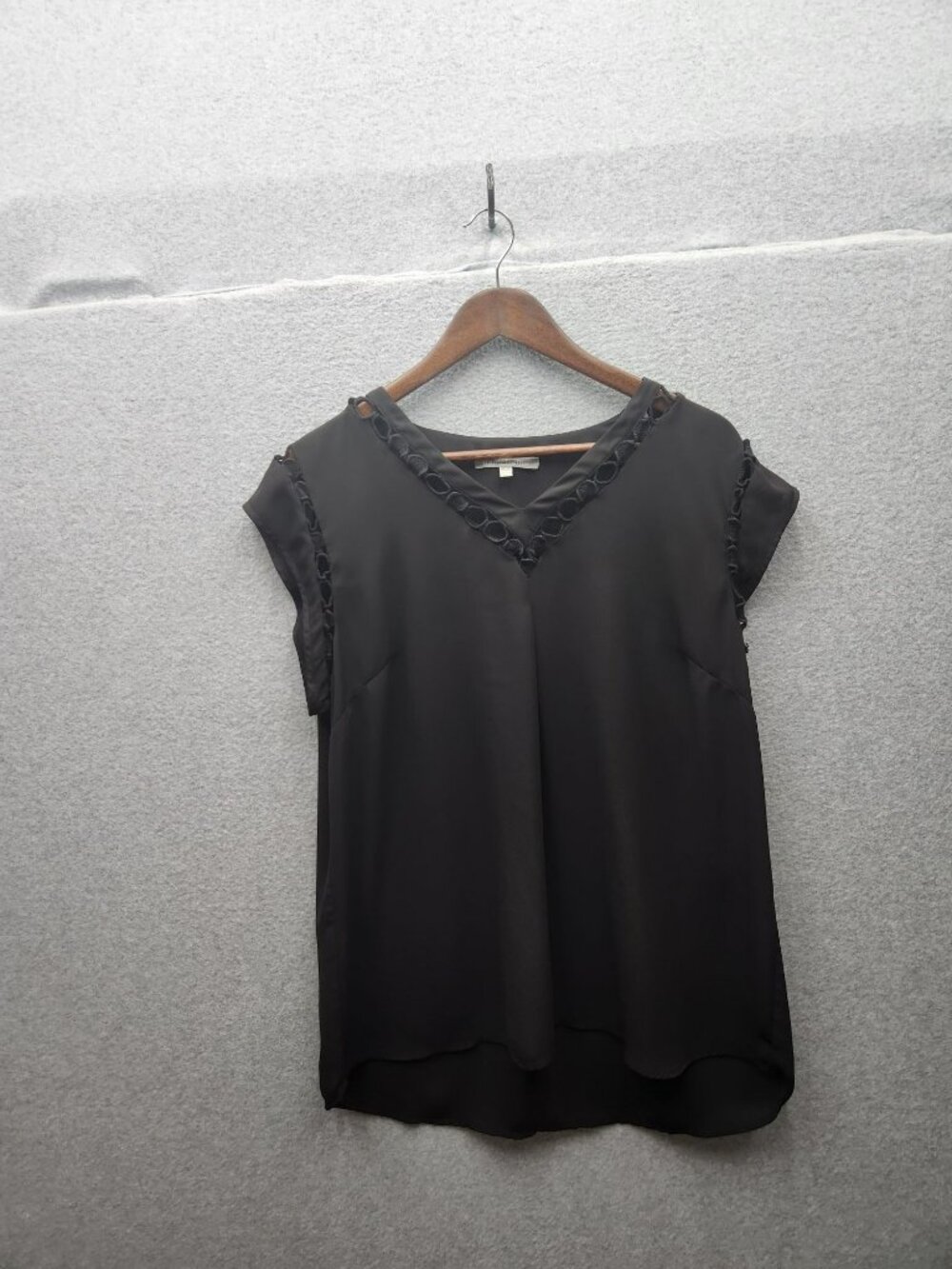 Daniel Rainn Black Sleeveless V-Neck Blouse With Crochet Trim Womens XL Lightwei